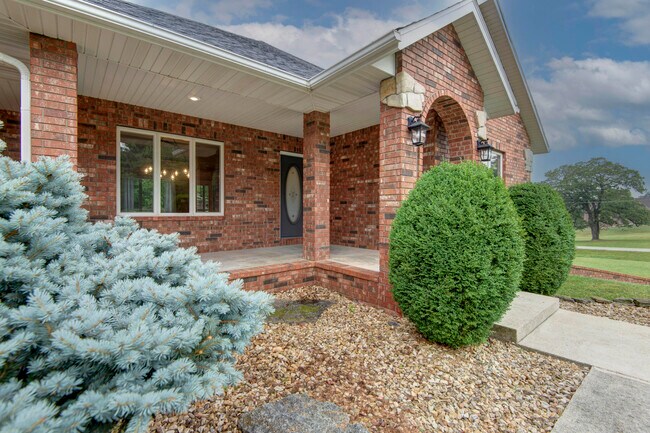 Building Photo - 605 Curry Ave
