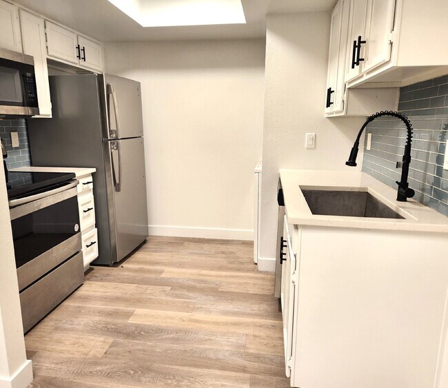 Building Photo - 2BR/2BA Condo with Community Pool & Spa in...