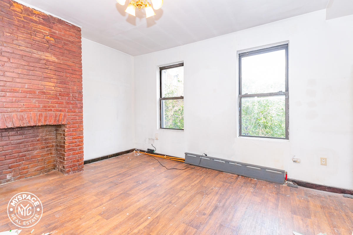 Primary Photo - 440 Lorimer St