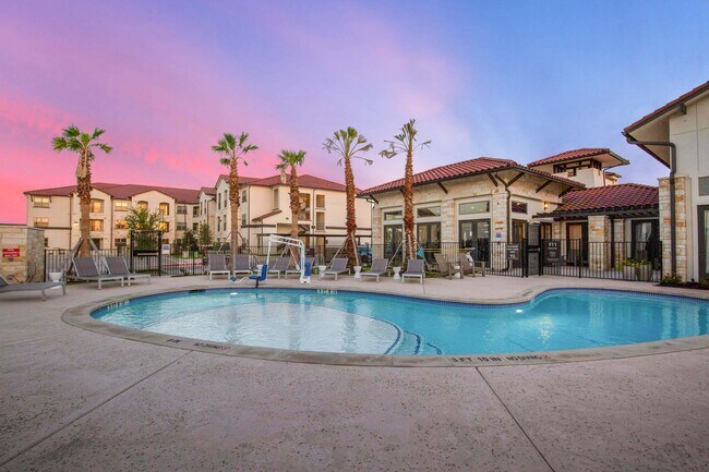 Piscina estilo resort - Bridge at Delco Flats