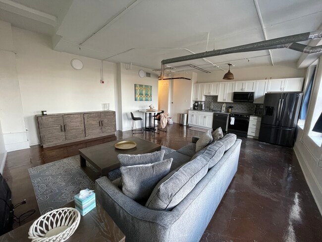 Big Living Room Kitchent - 116 S Gay St