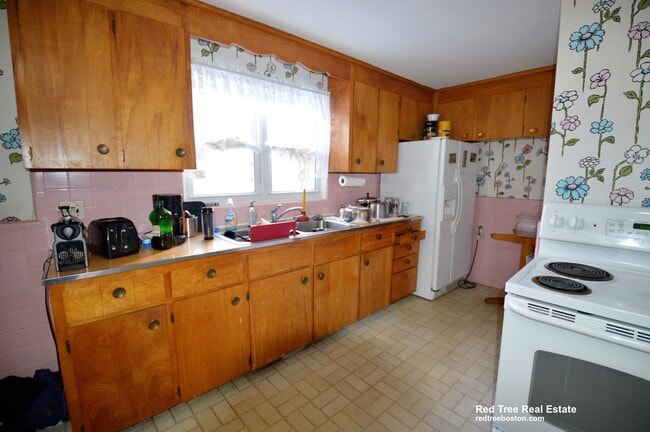 Building Photo - 16-18-18 Caltha Rd