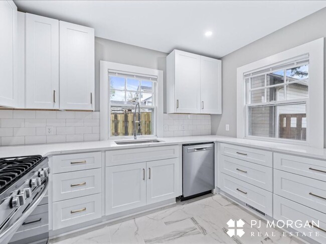 Building Photo - Charming 3 Bedroom, 2 Bathroom Home - Avai...