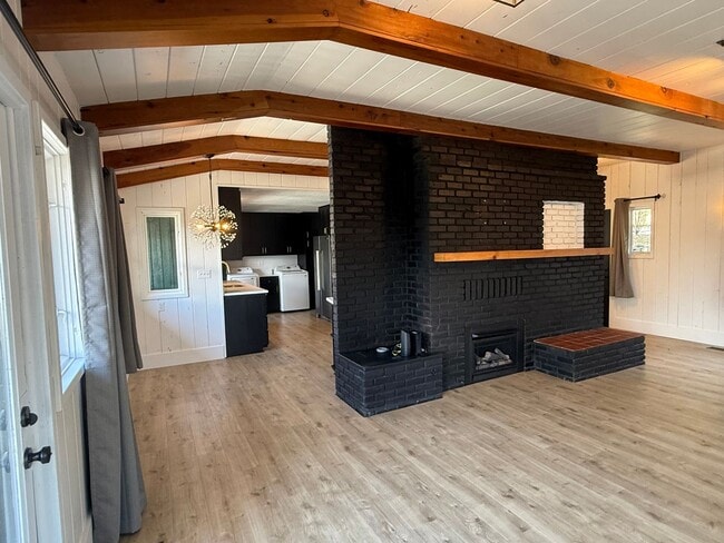 Building Photo - Newly remodel Charming Mid-Century Home