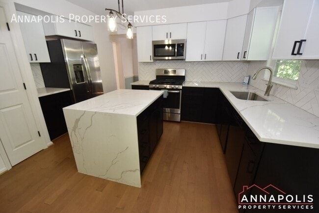 Building Photo - 2808 Traxler Ct