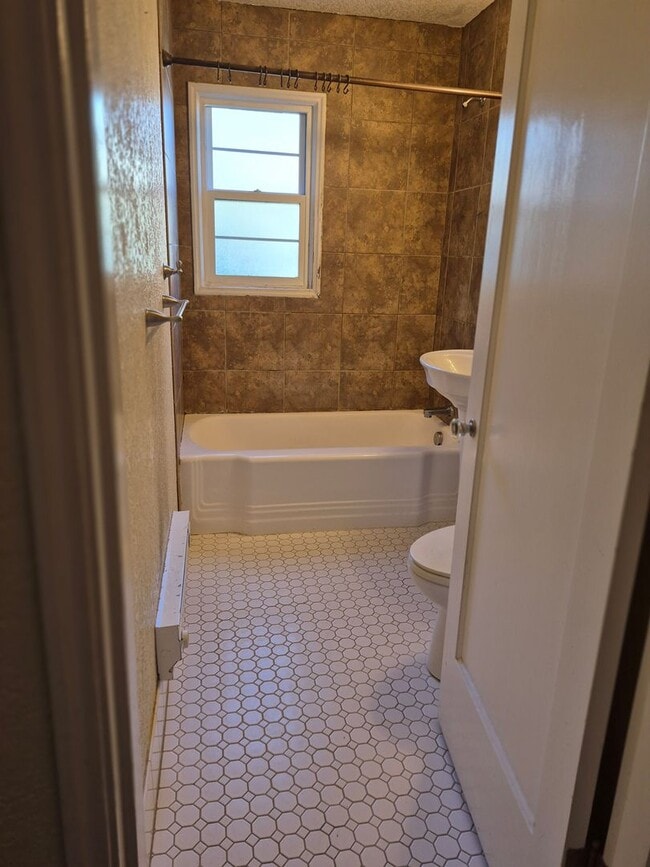 Building Photo - Charming 1 bed, 1 bath unit, with all of i...