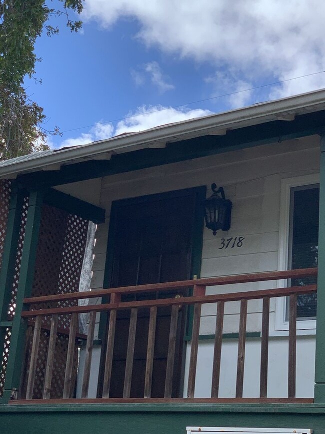Building Photo - Spacious 1 bedroom