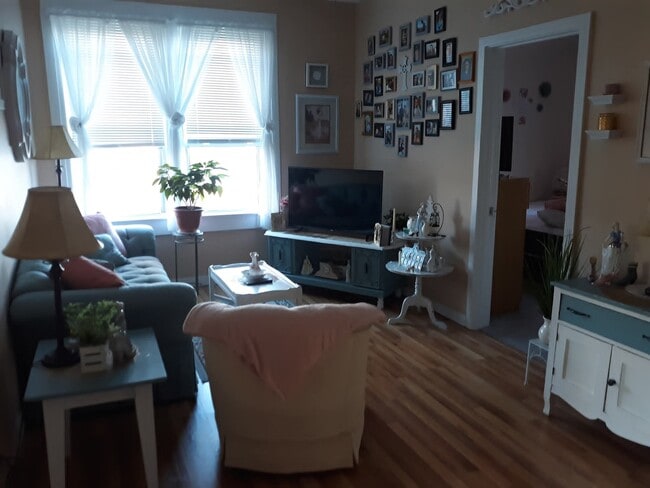 Livingroom - 5433 Bennett St