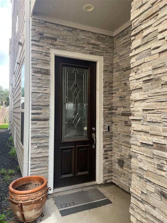 Building Photo - 1211 Marconi St