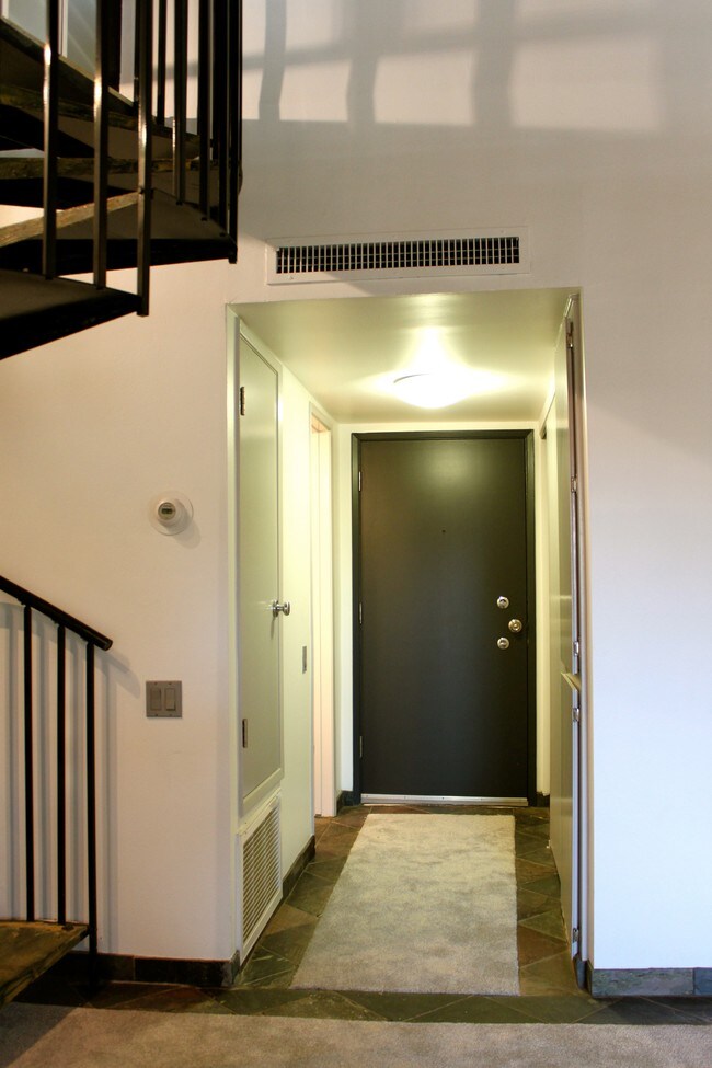 Entryway - 5460 White Oak Ave