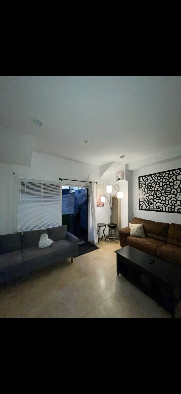 Foto del edificio - 2425 Hunter St