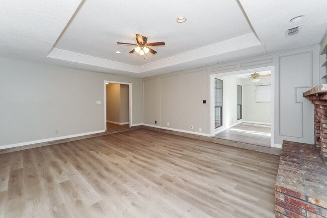 Building Photo - 6029 Paradise Dr