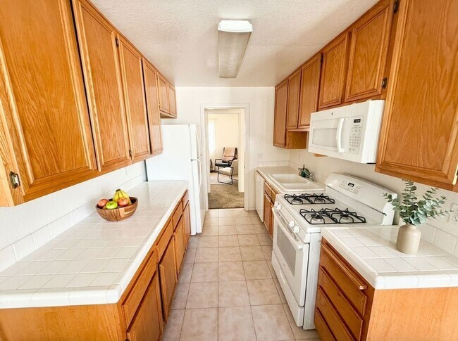 Foto del edificio - AVAILABLE JUNE!~ BEAUTIFUL & SPACIOUS 3BD/2BA TOWNHOUSE IN CROWN POINT - $4,895/MO!