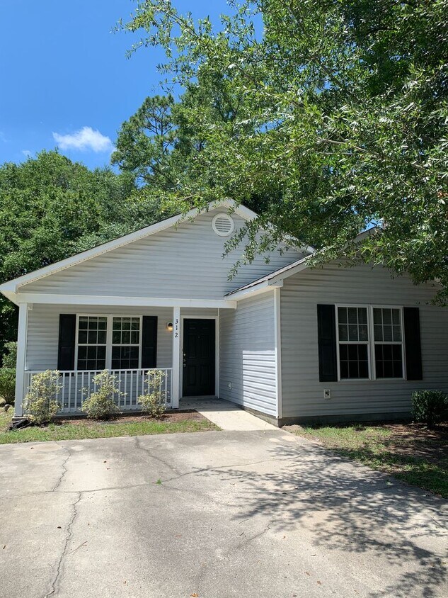 Foto principal - 3 Bedroom 2 Bath House Close to WB (Hillsd...