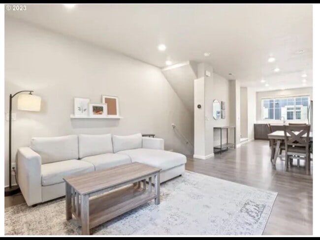 Foto del edificio - 2 Bedroom Townhome in Portland