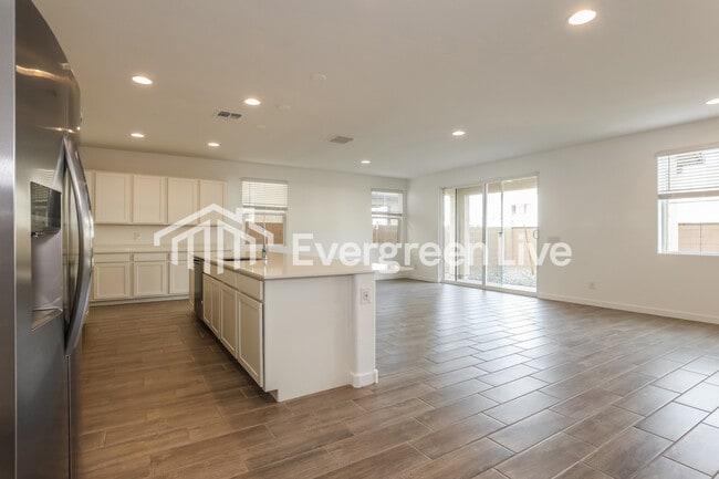 Building Photo - 10118 E Ulysses Ave