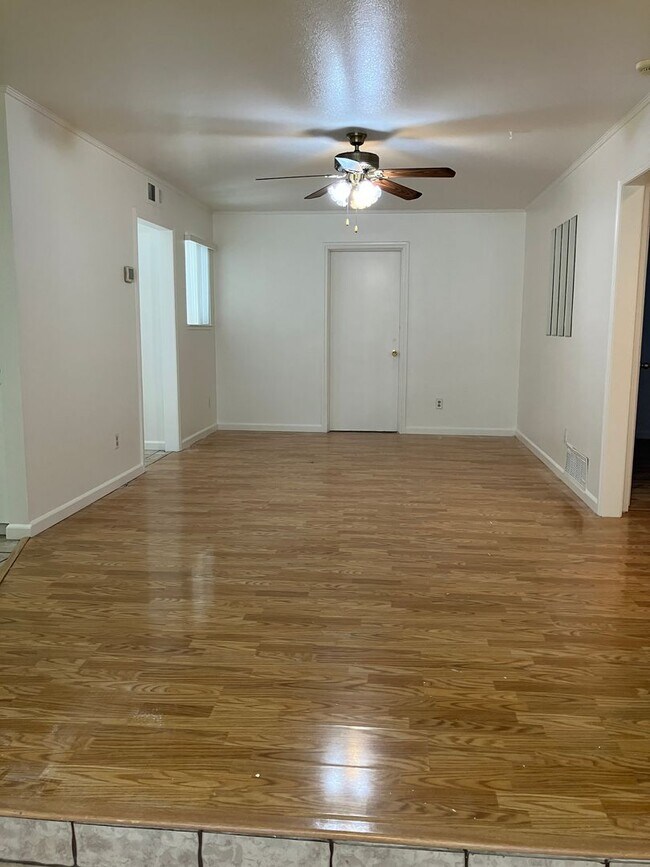 Foto del edificio - 1704 Ellison Dr