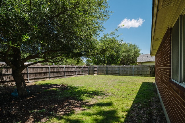 Building Photo - 810 Faircrest Dr