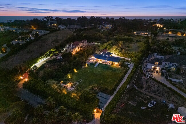 Foto del edificio - 7005 Grasswood Ave
