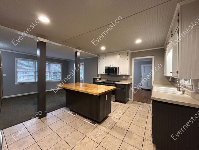 Building Photo - 3110 Randall Dr
