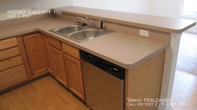 Building Photo - 3BR Townhouse ... Fantastic South Euclid L...