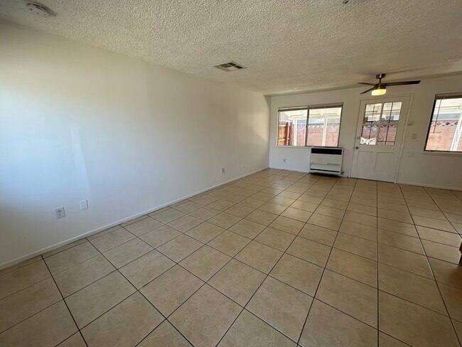 Foto del edificio - 24454 Myers Ave