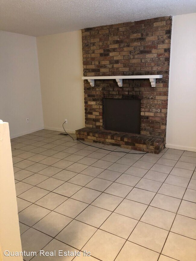 Building Photo - 2 br, 1.5 bath House - 4700 WINDSOR DR.