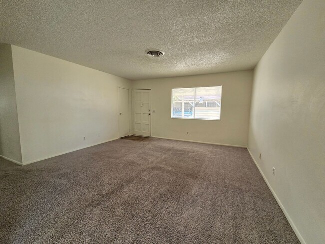 Building Photo - A Very Nice and Clean 3 Bedroom Single Sto...