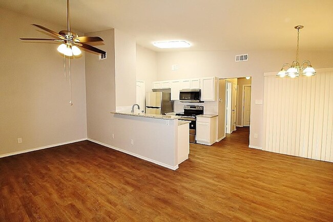 Building Photo - 6620 S Creek Dr