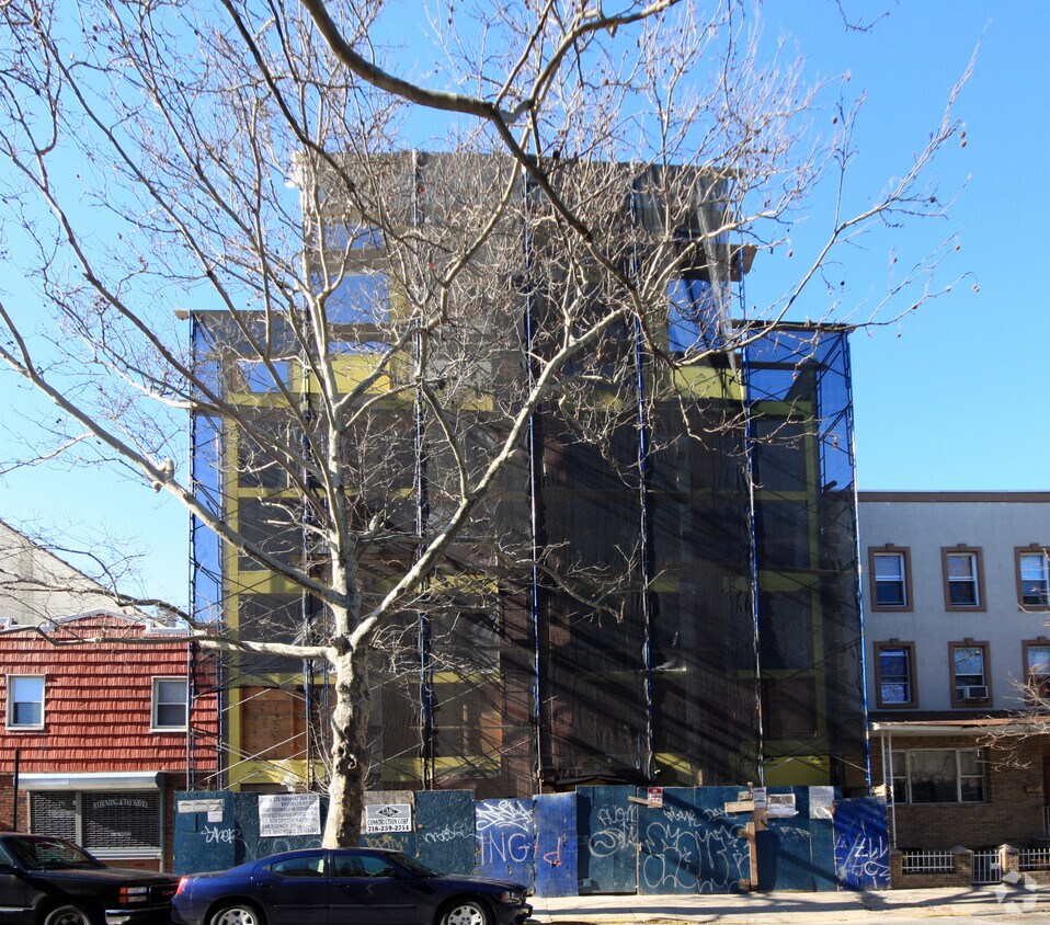 Building Photo - 275 Manhattan Ave