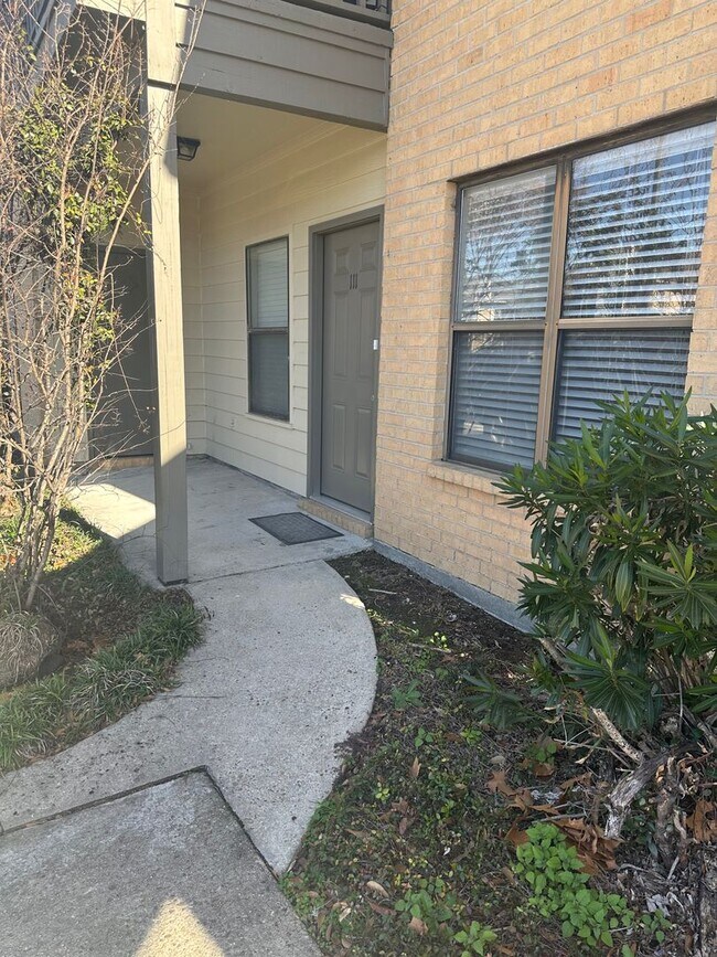 Foto del edificio - NEWLY RENOVATED, GREAT LOCATION NOW LEASING!