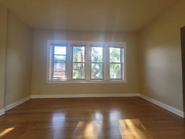 Foto del edificio - 1645 W 80th St