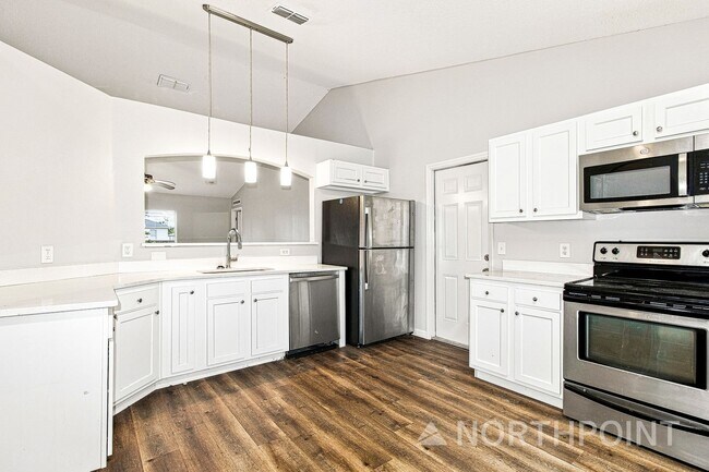 Foto del edificio - Now Available! 3 BR/2BA | Newly Renovated Single Family Home | 2-Car Garage Parking | Fenced back...