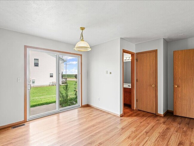 Foto del edificio - Affordable 3-Bedroom, 1.5-Bath Townhome in...