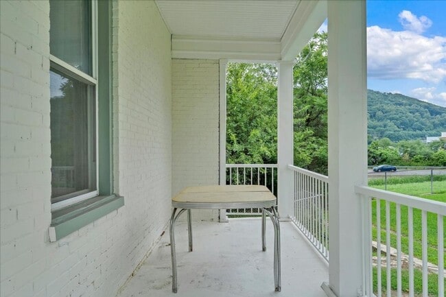 Building Photo - 1338 Clarke Ave SW