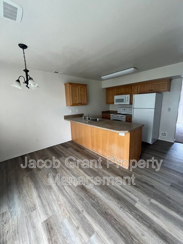 Building Photo - 1580 N Stevens Dr