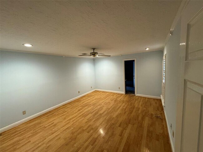Building Photo - 2703 Lambeth Dr