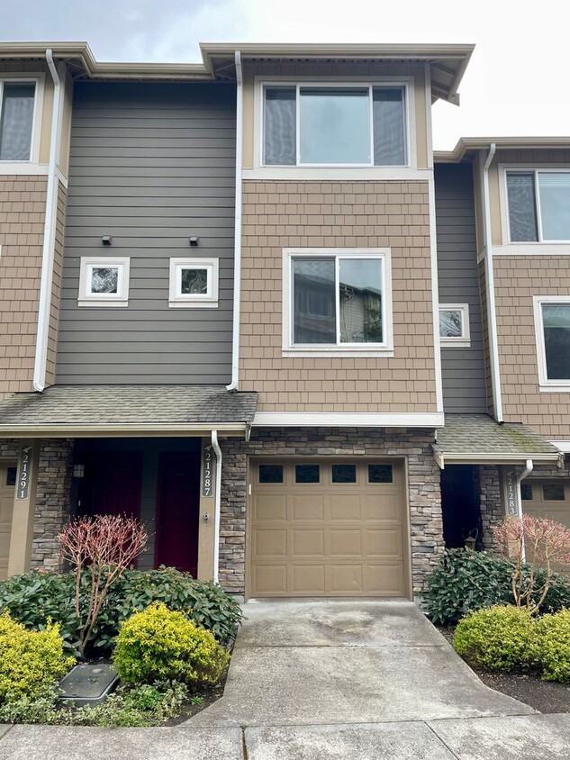 Primary Photo - Issaquah Townhouse at Peregrine Point...