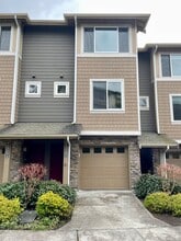 Building Photo - Issaquah Townhouse at Peregrine Point...