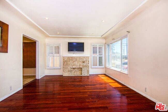 Building Photo - 405 W Hillsdale St
