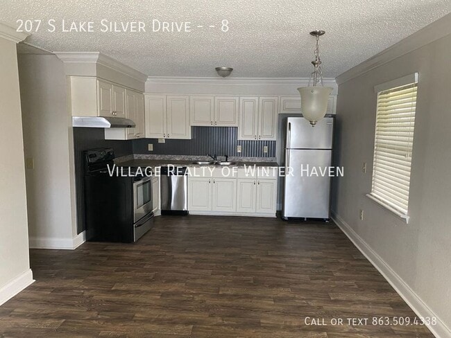 Building Photo - Lakeside Living at it's finest!