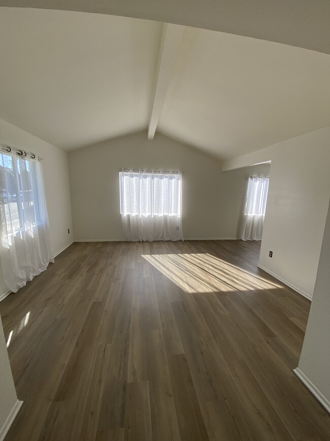 spacious living room - 19201 Coenson Cir