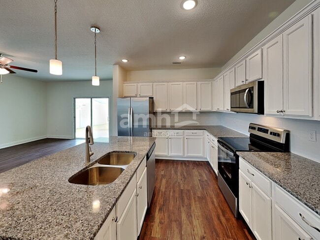 Building Photo - 400 Banyan Frst Dr