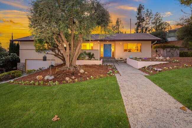 Foto del edificio - Mid-Century Home in Prime East Sierra Madr...