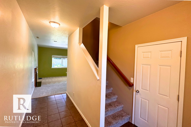 Foto del edificio - STUNNING 3 Bed/2.5 Bath House in Medford