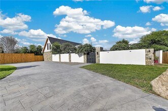 Building Photo - 12303 Lakeview Dr