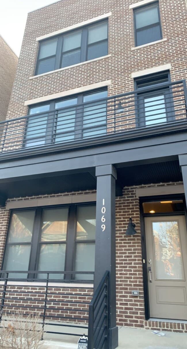 Building Photo - 1069 Harrison Park Pl