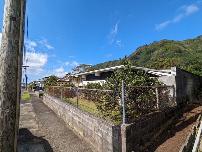 Foto del edificio - Vintage Upper Manoa 3 bed 2.5 Bath home