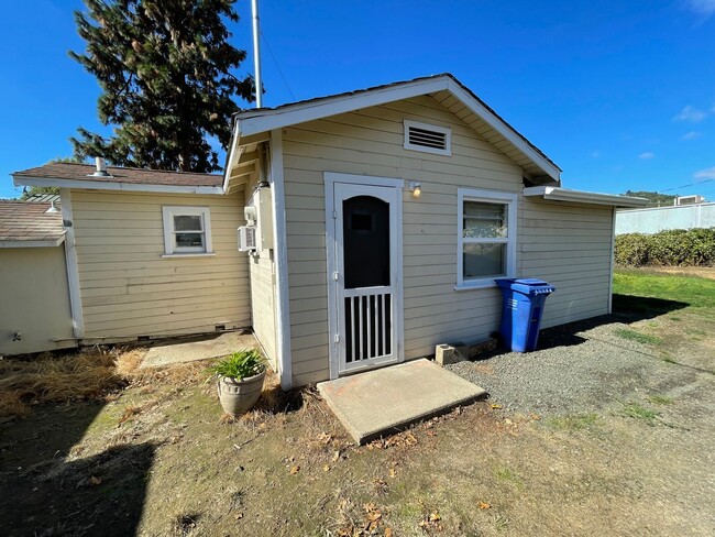 Building Photo - Cozy One Bedroom Home