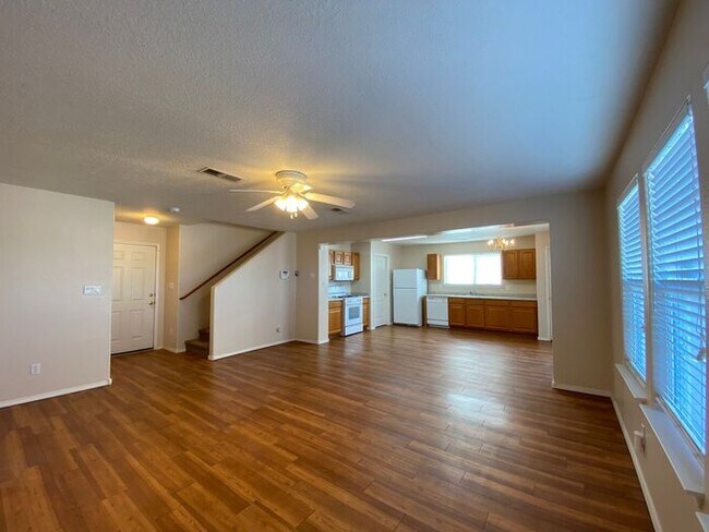 Building Photo - Nice 3BR 2 Story - Great Location